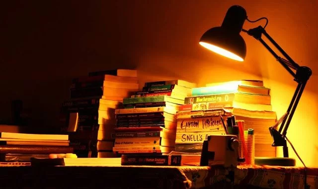 Poziv-ateista-lampa-knjige Poziv u islam ateista