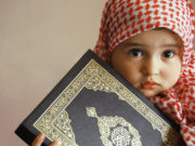 Kada bi ona vidjela veličanje Allaha i Njegove naredbe u tvojim očima!? Mala muslimanka drzi Mushaf