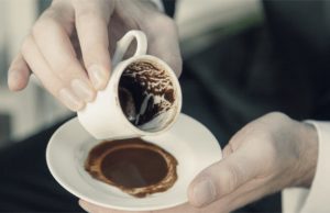 Savjet gatari koja gleda u findžan gledanje u solju, gatanje, proricanje