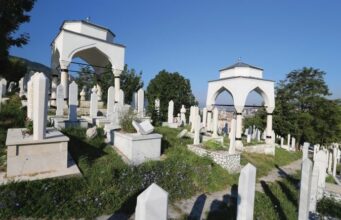 Da li je dozvoljeno iznad kabura ispisati ajete ili nešto slično mezarje