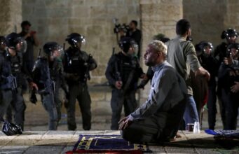 Čifutski vojnici skrnave Al Aksa džamiju u Kudsu (Jerusalemu)