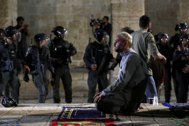 2021-05 Čifutski vojnici skrnave Al Aksa džamiju u Kudsu (Jerusalemu)