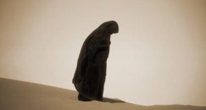 muslimanka klanja u pustinji