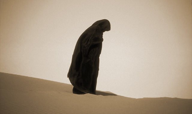muslimanka klanja u pustinji