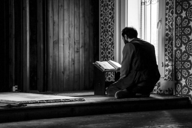 ibaded-ucenje-kurana-dzamija-islam-itikaf