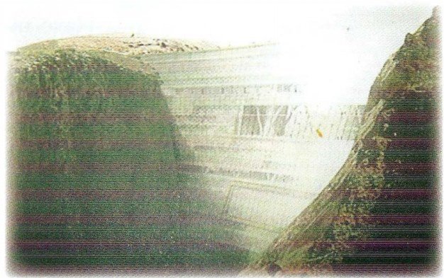 Na slici je brana koja djelimično liči na pregradu koju je sagradio Zul-Karnejn