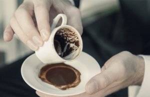 Savjet gatari koja gleda u findžan gledanje u solju, gatanje, proricanje