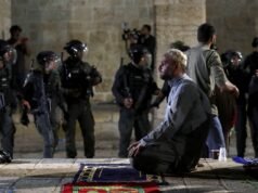 Skrnavljenje džamija, njihovo paljenje i rušenje Čifutski vojnici skrnave Al Aksa džamiju u Kudsu (Jerusalemu)