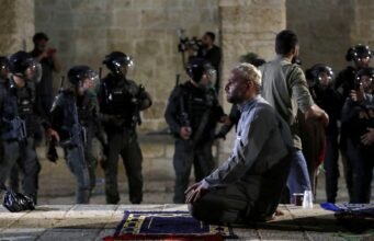 Skrnavljenje džamija, njihovo paljenje i rušenje Čifutski vojnici skrnave Al Aksa džamiju u Kudsu (Jerusalemu)