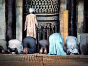 Kaka postupiti kada imam ustane na peti rekat namaza